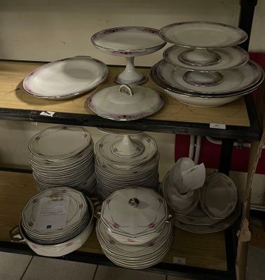 Service en porcelaine Art Déco à décor de frise rose et arge…