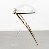 Une console ou une table d'appoint haute, en Lucite et métal… (photo 3)