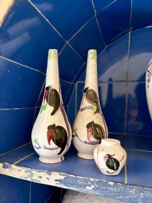 trois vases posés sur une étagère dans un coin de la pièce
