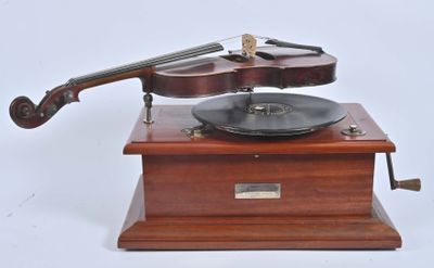 un violon et un tourne-disque posés sur un support en bois