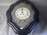 une horloge posée sur une table recouverte d'une nappe blanche