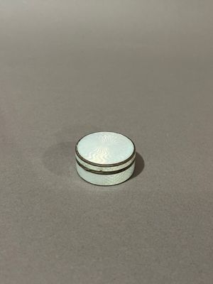 un gros plan d'une pièce posée sur une table