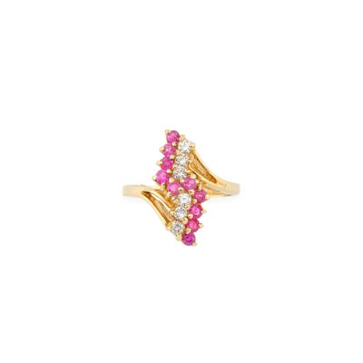 une bague en or jaune sertie de diamants roses et blancs
