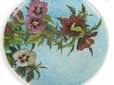 une image représentant une assiette sur laquelle sont peintes des fleurs