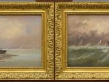 deux tableaux représentant des bateaux sur un plan d'eau, à côté d'un chevalet en bois