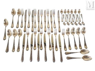 beaucoup de cuillères et de fourchettes en argent sur la table