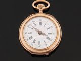 une montre de poche ancienne en or avec des chiffres romains et des chiffres romains