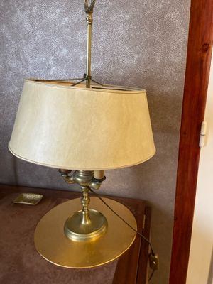 une lampe posée sur une table dans une pièce