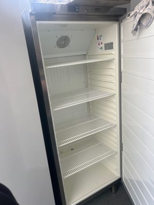 une photo d'un réfrigérateur vide dans une cuisine