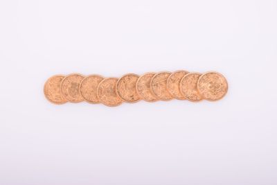un groupe de cinq pièces empilées les unes sur les autres