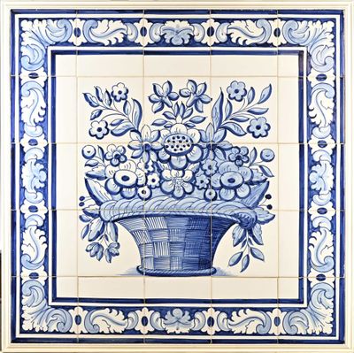 carreau bleu et blanc orné d'un panier de fleurs