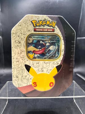 un gros plan sur un jeu de cartes à collectionner Pokémon dans une vitrine