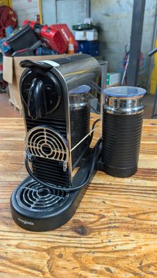 une image représentant une machine à café et une tasse posées sur une table