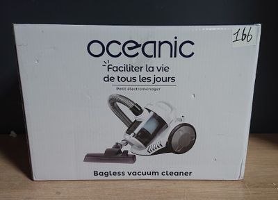 emballage d'un aspirateur posé sur une table en bois