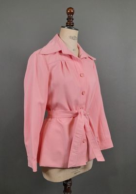 une veste rose pour femme sur un mannequin, un mannequin, un mannequin, un mannequin, un mannequin, un mannequin, un mannequin, un mannequin