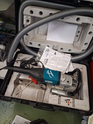 un outil dans un étui posé sur une table