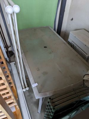 Table de jardin en métal laqué gris et plateau en verre - Photo 1