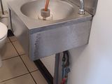 une salle de bains équipée d'un lavabo et de toilettes