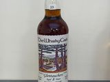 La bouteille de whisky est posée sur le comptoir, à côté d'une bouteille de vin.