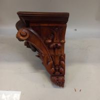 Sellette d'applique en noyer à décor de rinceaux et enroulem… (photo 2)