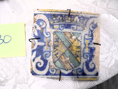 une œuvre d'art posée sur une table, à côté d'une feuille de papier