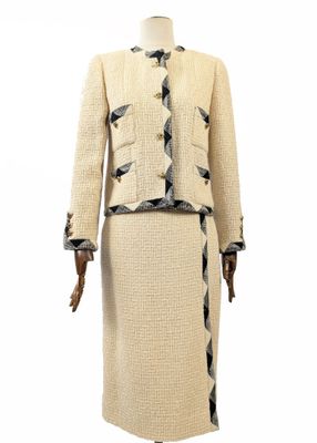 une robe et une veste blanches et noires sur un mannequin, un mannequin, un mannequin, un mannequin, un mannequin, un mannequin, un mannequin, un mannequin, un mannequin, un mannequin
