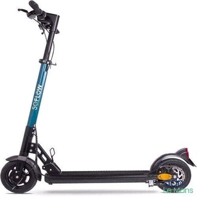 gros plan d'un scooter sur fond blanc