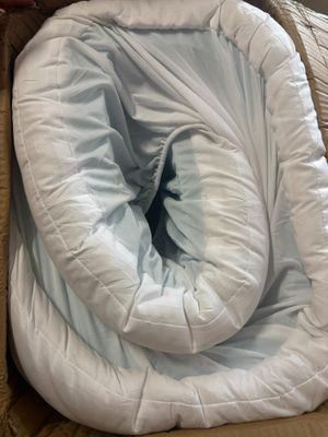 un lit recouvert d'une couette blanche