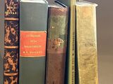 plusieurs vieux livres sont empilés sur une table