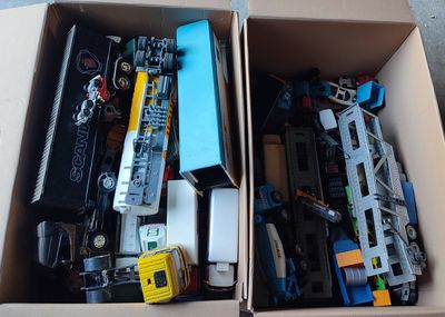deux cartons qui contiennent beaucoup de jouets