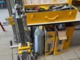 une boîte à outils jaune posée sur une table