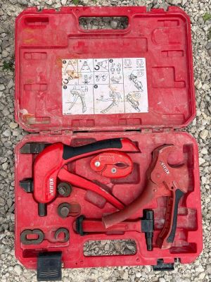 une boîte à outils rouge avec des outils sur le sol