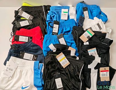 de nombreux modèles différents de shorts pour hommes posés sur une table