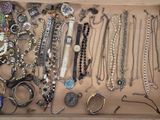 une boîte en bois remplie d'une multitude de bijoux de toutes sortes
