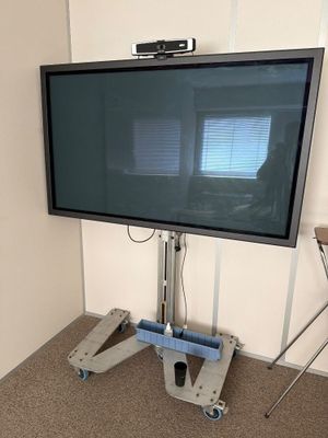 un téléviseur à écran plat posé sur un support dans une pièce