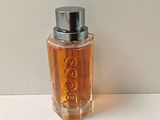 une photo d'un flacon de parfum posé sur une table