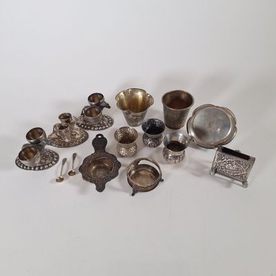 beaucoup d'objets en argent posés sur une table