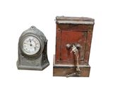 deux horloges placées l'une à côté de l'autre