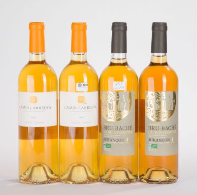 trois bouteilles de vin sont alignées sur une surface blanche