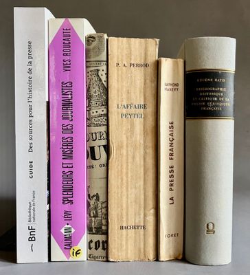 plusieurs livres sont alignés sur une étagère