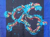 une écharpe bleue sur laquelle est représenté un serpent