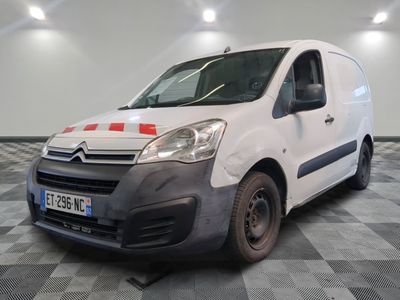 la camionnette blanche est garée sur le sol en damier d'une pièce