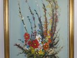 une peinture à l'huile de fleurs dans un cadre doré sur un mur bleu