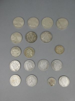 a lot of coins that are on the table