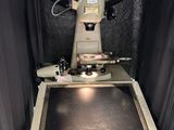 une machine posée sur une table dans une pièce