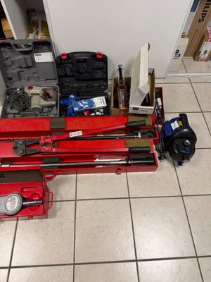 une photo d'un porte-outils rouge sur lequel sont posés des outils