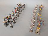 un grand nombre de figurines posées sur une table