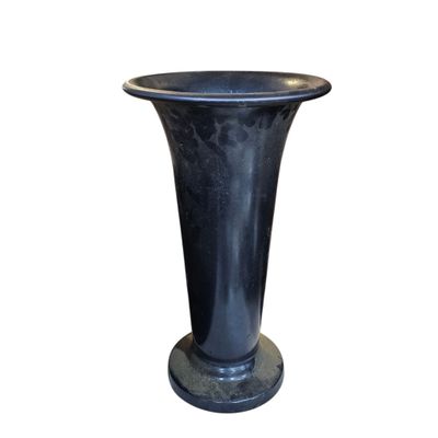 une image d'un vase noir sur fond blanc
