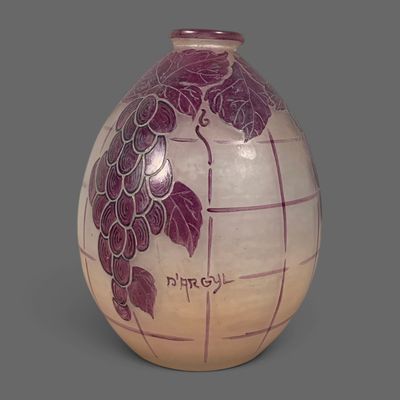 un vase orné d'un motif sur fond gris