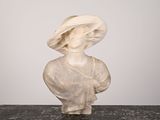 buste en marbre représentant une femme coiffée d'un chapeau